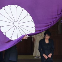靖国神社での参拝を終えた高市早苗総務相＝東京都千代田区で2014年10月18日午後0時11分、長谷川直亮撮影