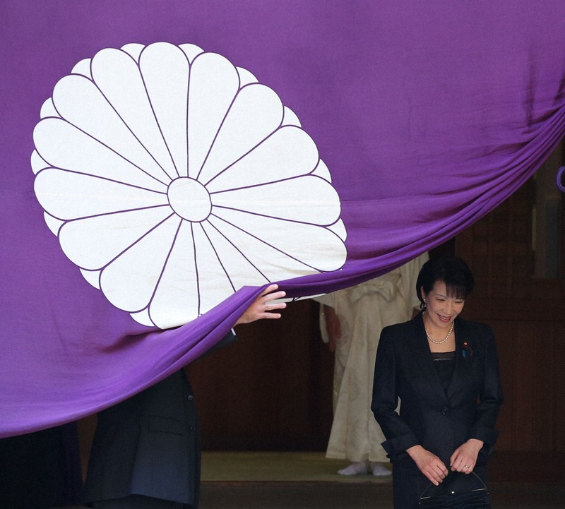 靖国神社での参拝を終えた高市早苗総務相＝東京都千代田区で2014年10月18日午後0時11分、長谷川直亮撮影