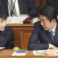 衆院本会議で共産・梅村早江子氏による2016年度地方財政計画などの趣旨説明への質問中に高市早苗総務相（左）の言葉を聞く安倍晋三首相＝国会内で2016年2月18日午後2時9分、藤井太郎撮影