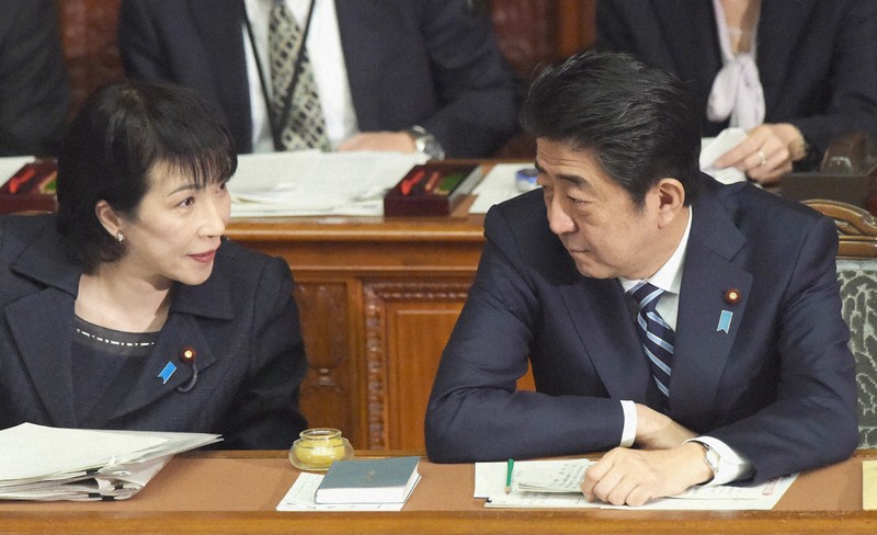 衆院本会議で共産・梅村早江子氏による2016年度地方財政計画などの趣旨説明への質問中に高市早苗総務相（左）の言葉を聞く安倍晋三首相＝国会内で2016年2月18日午後2時9分、藤井太郎撮影