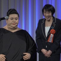 デジタル・コンテンツ・オブ・ジ・イヤー'15の先端科学技術賞に選ばれたマツコロイド（左）と贈賞者として登壇した高市早苗総務相＝東京都港区元赤坂2の明治記念館で2016年3月14日午後5時39分、高原克行撮影