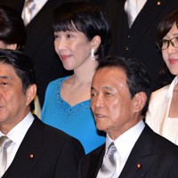 改造後の初閣議を終え、記念写真におさまる（前列左から）安倍晋三首相、麻生太郎副総理兼財務・金融相、（後列右から）稲田朋美防衛相、高市早苗総務相＝首相官邸で2016年8月3日午後7時53分、北山夏帆撮影