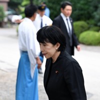 靖国神社を参拝する高市早苗総務相（手前）＝東京都千代田区で2016年8月15日午後1時17分、猪飼健史撮影