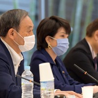 マイナンバー制度及び国と地方のデジタル基盤抜本改善ワーキンググループの会合で発言する菅義偉官房長官（左）。中央は高市早苗総務相＝首相官邸で2020年6月23日午前9時56分、竹内幹撮影