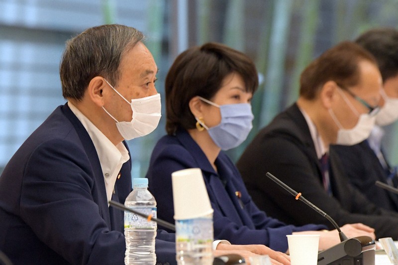 マイナンバー制度及び国と地方のデジタル基盤抜本改善ワーキンググループの会合で発言する菅義偉官房長官（左）。中央は高市早苗総務相＝首相官邸で2020年6月23日午前9時56分、竹内幹撮影
