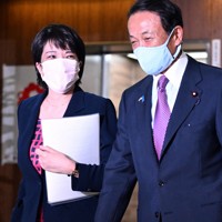 自民党の麻生太郎副総裁（右）と言葉を交わしながら役員会に臨む高市早苗政調会長＝東京都千代田区の同党本部で2022年6月6日午後5時1分、竹内幹撮影