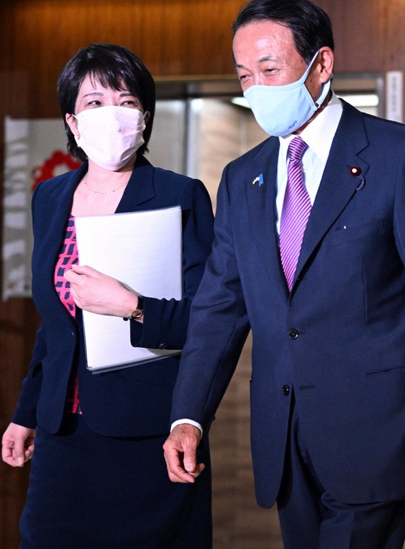 自民党の麻生太郎副総裁（右）と言葉を交わしながら役員会に臨む高市早苗政調会長＝東京都千代田区の同党本部で2022年6月6日午後5時1分、竹内幹撮影