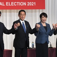 自民党総裁選の候補者記者会見前に記念写真に納まる（左から）河野太郎行政改革担当相、岸田文雄前政調会長、高市早苗前総務相、野田聖子幹事長代行＝東京都千代田区の同党本部で2021年9月17日午後3時、竹内幹撮影