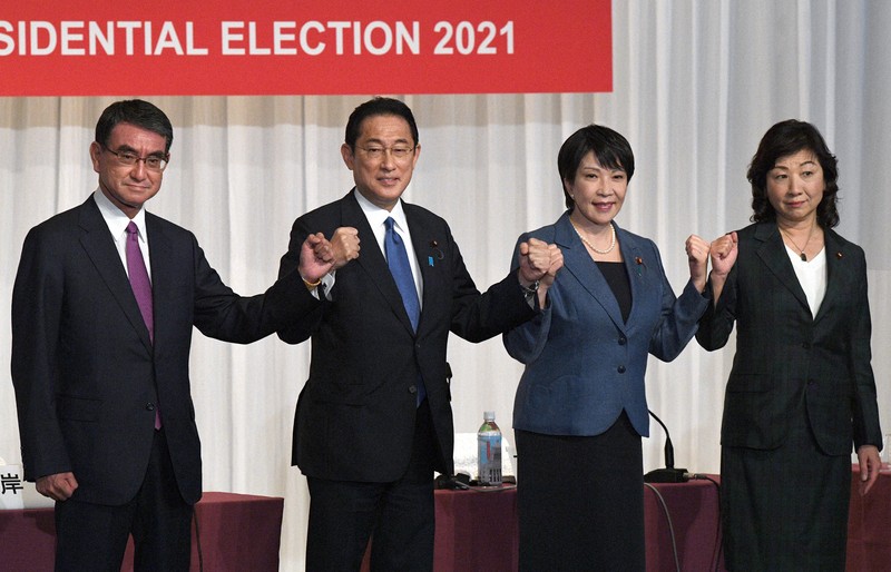 自民党総裁選の候補者記者会見前に記念写真に納まる（左から）河野太郎行政改革担当相、岸田文雄前政調会長、高市早苗前総務相、野田聖子幹事長代行＝東京都千代田区の同党本部で2021年9月17日午後3時、竹内幹撮影