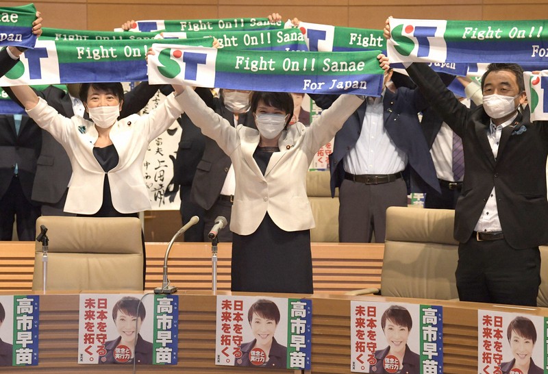 自民党総裁選の選対本部立ち上げ集会で気勢を上げる高市早苗前総務相（中央）ら＝衆院第1議員会館で2021年9月14日午後6時18分、竹内幹撮影
