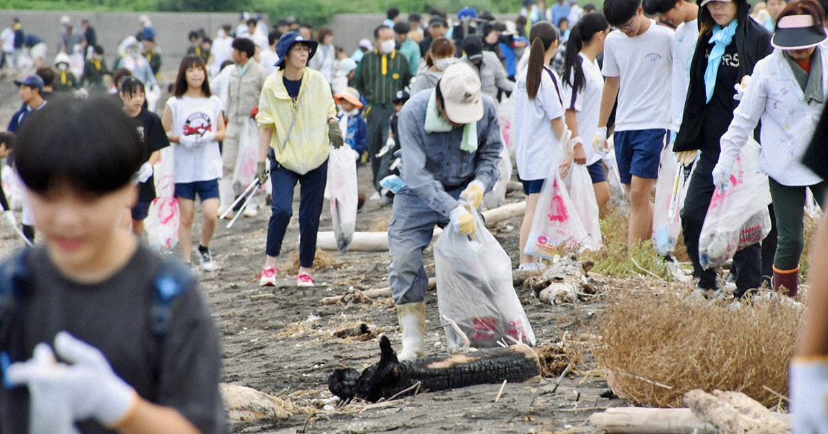 Easy Japanese news in translation: About 800 locals clean beach in Fukuoka Prefecture