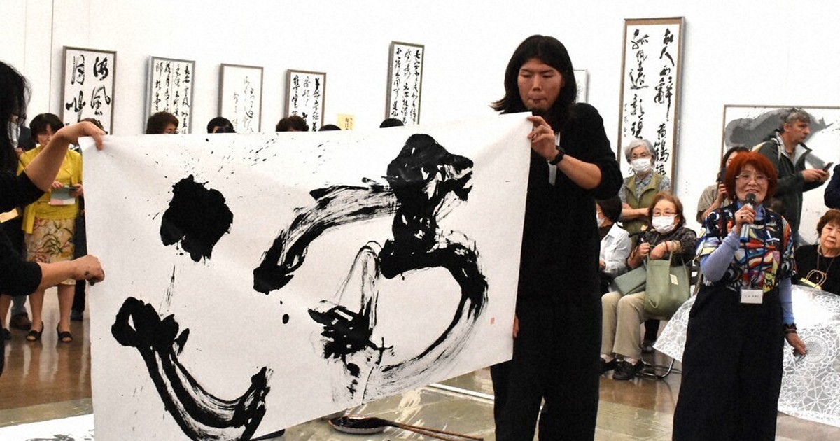 毎日書道群馬展 熟練の筆さばき、会場300人が沸く ／群馬 | 毎日新聞
