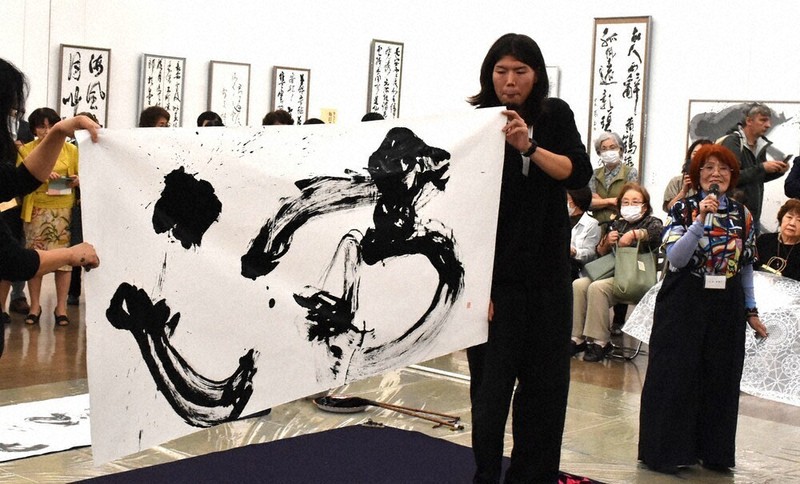 毎日書道群馬展 熟練の筆さばき、会場300人が沸く ／群馬 | 毎日新聞