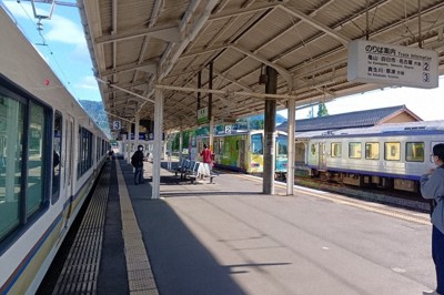 関西線から草津線に乗り換える柘植駅のホーム＝三重県伊賀市で、山本直撮影