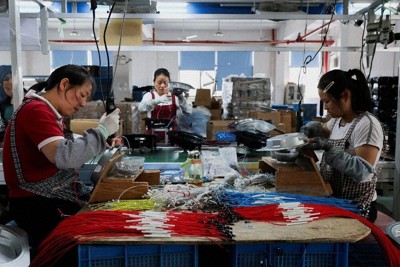 中国の電子機器工場で働く従業員たち＝浙江省寧波市で5月、ロイター