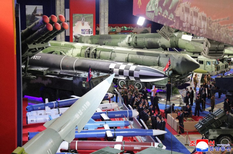 北朝鮮、平壌で最新兵器の展示会 「火星11」新型を公開か | 毎日新聞