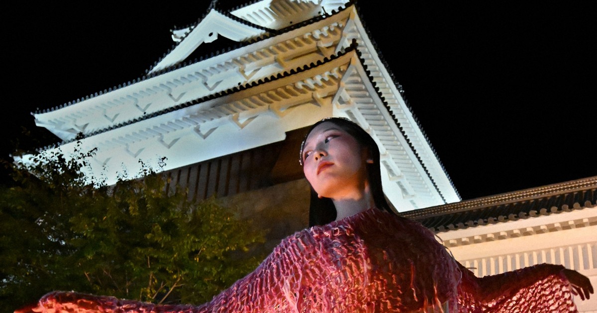 月明かり照らすファッションショー　闇夜の上山城に幽玄の美　山形