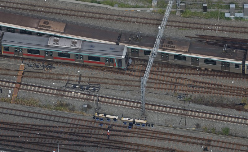 橋にあふれる人、バス待ちで長蛇の列… 田園都市線の脱線、混乱続く