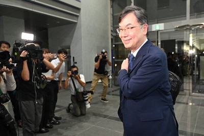 ノーベル生理学・医学賞の受賞が決まり、記者会見場に向かう坂口志文さん＝大阪府吹田市で2025年10月6日午後8時2分、大西岳彦撮影