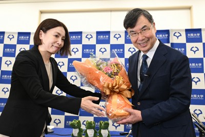 ノーベル生理学・医学賞の受賞が決まり、花束を受け取る坂口志文氏（右）＝大阪府吹田市で2025年10月6日午後8時3分、大西岳彦撮影