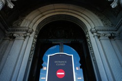  10月1日、米国で始まった一部政府機関の閉鎖初日、閉館を知らせる掲示が出された＝AP