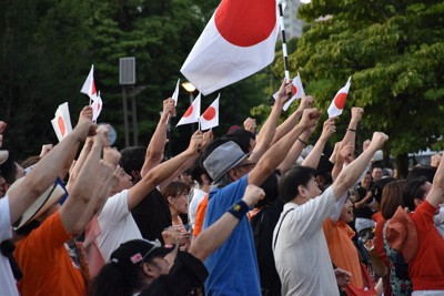 参院選の選挙戦最終日、日の丸を掲げながら演説を聞く参政党の支持者ら＝東京都港区で7月19日、春増翔太撮影