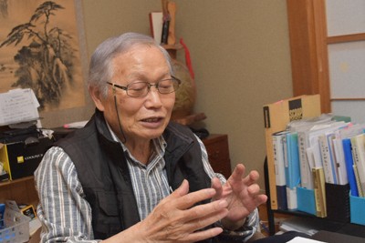 青森県十和田市で飼育されていた軍馬について話す相馬敏光さん＝同市で2025年7月10日、松本信太郎撮影