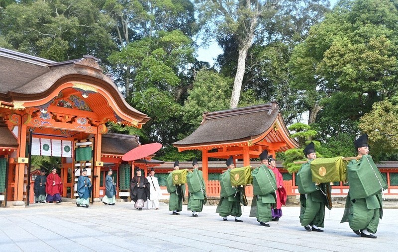 陛下の使い、迎え厳かに 古式ゆかしい儀式、見物客見守る 宇佐神宮「勅