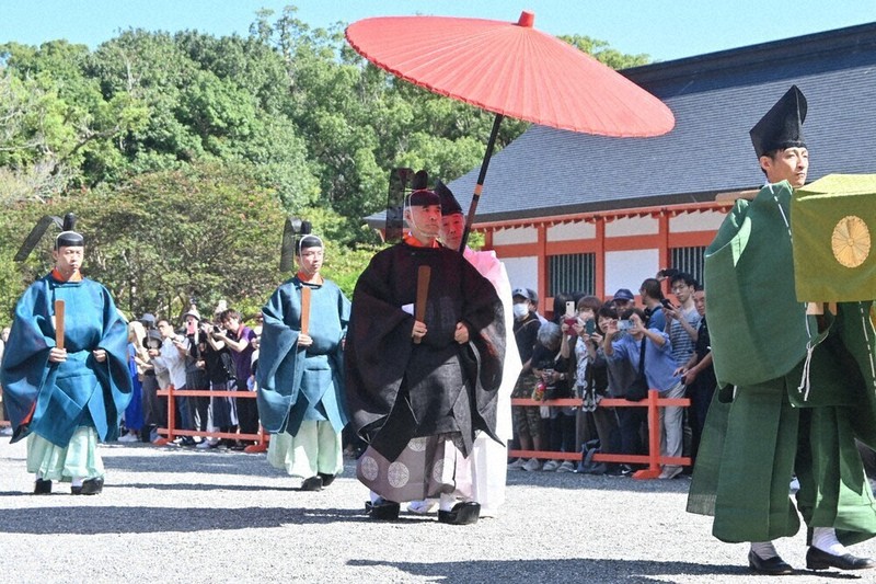 陛下の使い、迎え厳かに 古式ゆかしい儀式、見物客見守る 宇佐神宮「勅