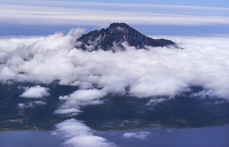北海道・利尻山で初冠雪 平年より4日、24年より15日遅く | 毎日新聞