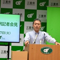 カスハラ条例について説明する一見勝之・三重県知事＝津市広明町の県庁で2025年10月7日午後2時32分、長谷山寧音撮影