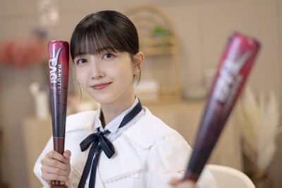 プロ野球・楽天のグッズを手にする乃木坂46の久保史緒里さん＝東京都千代田区で2025年9月24日、手塚耕一郎撮影