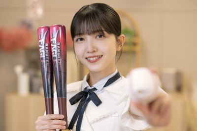 プロ野球・楽天のグッズを手にする乃木坂46の久保史緒里さん＝東京都千代田区で2025年9月24日、手塚耕一郎撮影