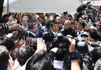 靖国神社参拝を終え、記者の質問に答える参政党の神谷宗幣代表（中央）＝東京都千代田区で2025年8月15日、小出洋平撮影