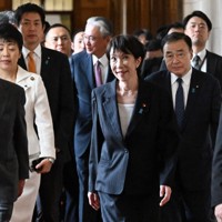 自民党の新執行部として野党各会派にあいさつ回りするため、国会内を歩く高市早苗総裁（中央）ら＝2025年10月8日午後2時59分、平田明浩撮影