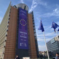 欧州連合（EU）の行政執行機関である欧州委員会本部＝ブリュッセルで2025年5月7日午後7時15分、岡大介撮影