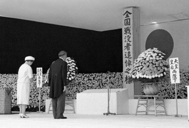 昭和天皇の御影／他、御写真四枚セット【御影に破れ、汚れ確認　昭和ノスタルジー】。 昭和天皇の御影／他、御写真四枚セット【御影に破れ、汚れ確認 昭和