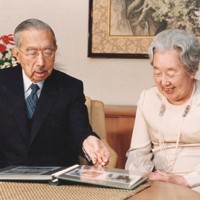 酒　盃　文鎮　義宮　昭和天皇　徳仁親王　香淳皇后　皇室 天皇 酒 盃 文鎮 義宮 昭和天皇 徳仁親王 香淳皇后 皇室 天皇 酒様