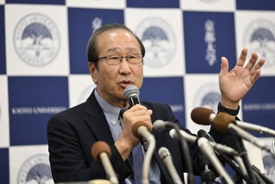 ノーベル化学賞の受賞が決まり、記者会見する北川進氏＝京都市左京区の京都大で2025年10月8日午後8時17分、小関勉撮影