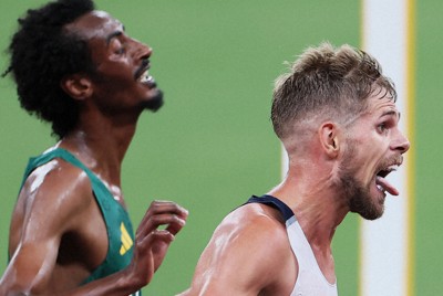 男子1万メートル決勝、舌を伸ばしてフィニッシュするフランスのジミー・グレシエ選手（右）。左は2位のエチオピアのヨミフ・ケジェルチャ選手＝国立競技場で2025年9月14日、長澤凜太郎撮影