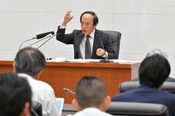 日銀政策決定会合でETFの売却を決めた後、記者会見する日銀の植田和男総裁＝尾籠章裕撮影