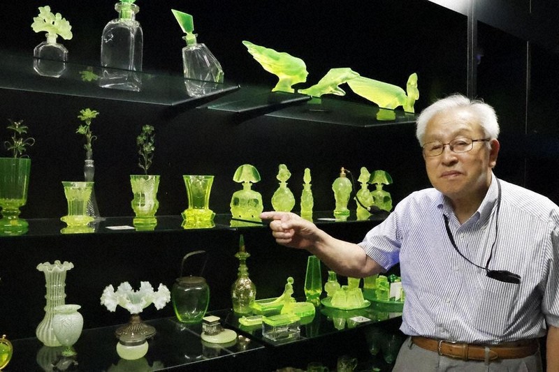 きらめく緑の蛍光色 国内外100点超、ウランガラス 高岡で展示