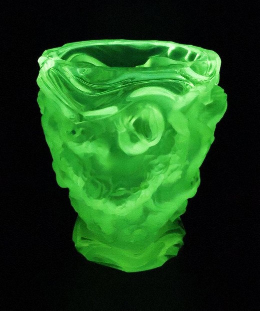 きらめく緑の蛍光色 国内外100点超、ウランガラス 高岡で展示 ／富山