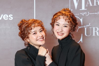 俳優の昆夏美さん（左）と星風まどかさん＝大阪市此花区で2025年8月25日、村田貴司撮影