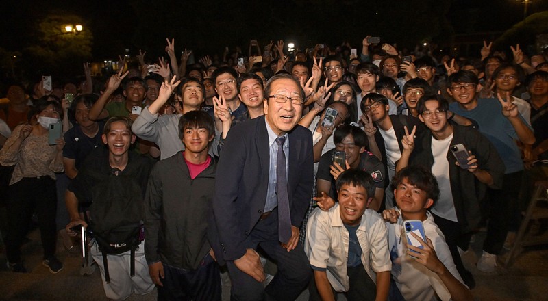 ノーベル化学賞受賞の北川さんが学生から祝福、揮毫（きごう） [写真