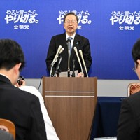 自民党の高市早苗総裁らとの会談を終え、報道陣の取材に応じる公明党の斉藤鉄夫代表（中央）＝国会内で2025年10月10日午後3時48分、平田明浩撮影