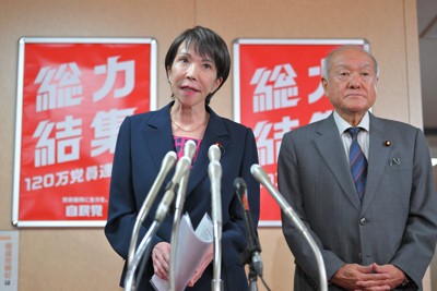 公明党の斉藤鉄夫代表らとの会談後、記者の質問に答える自民党の高市早苗総裁（左）と鈴木俊一幹事長＝東京都千代田区の同党本部で2025年10月10日午後4時46分、手塚耕一郎撮影