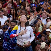 ノーベル平和賞に選ばれたベネズエラの野党指導者マリア・コリナ・マチャド氏（中央）＝カラカスで2025年1月9日、AP