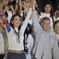 ベネズエラ大統領選で、支持者の声援に応える野党候補ゴンサレス氏（手前右）と同氏を支えるマチャド元国会議員（同左）＝首都カラカスで2024年7月25日、中村聡也撮影