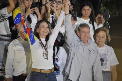 ベネズエラ大統領選で、支持者の声援に応える野党候補ゴンサレス氏（手前右）と同氏を支えるマチャド元国会議員（同左）＝首都カラカスで2024年7月25日、中村聡也撮影